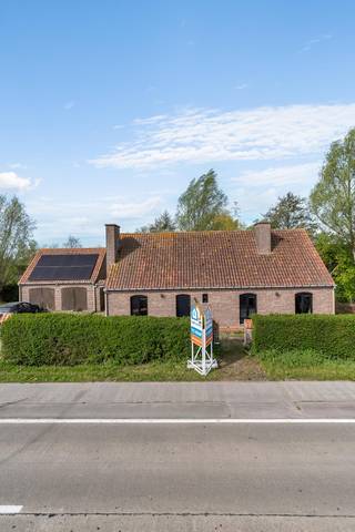 <p>Voor meer info of een bezoek, bel 054 69 39 39 - <strong>Deze levensloopbestendige woning onderging recent een grondige renovatie met kwalitatieve materialen.</strong> In het hartje van Zomergem vinden we deze 4 slaapkamerwoning die naar eigen smaak verder kan afgewerkt worden. Op het gelijkvloers vinden we de inkomhal met trap naar boven, een grote woonkamer met een volledig geïnstalleerde keuken en een wasberging. Verder vinden we nog<strong> twee ruime kamers</strong> waarvan er één dienst doet als dressing en de andere een volledig geïnstalleerde badkamer is. Op de eerste verdieping vinden we nog <strong>twee ruime kamers</strong> en de voorziening om een bijkomende badkamer te plaatsen naar eigen smaak. Er is ook <strong>een aparte dubbele garage met inrichtbare zolder</strong>. Alle technieken in dit huis werden vervangen en het plaatsen van <strong>de zonnepanelen</strong> zorgt ervoor dat uw energiefactuur binnen de perken blijft. Instapklaar - Goede verbindingsweg - Mogelijkheid te personaliseren in de verdere afwerking (staat schilderklaar) (Maatregelenregister in aanvraag)</p>