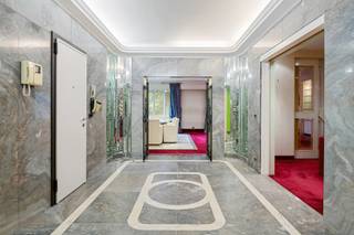 <div>
<div>
<div>
<div>
<p>Op de prestigieuze Rubenslei, met frontaal uitzicht op het Stadspark, vind je dit stijlvolle appartement van 220 m² in Residentie Isabella Brant. Gelegen op de derde verdieping, biedt het een unieke combinatie van ruimte, licht en karakter. De royale living en eetruimte baden in natuurlijk licht dankzij de grote raampartijen aan de voorzijde, met een prachtig zicht op het groen. De afwerking met kleurige tapijten voegen een rijke, warme sfeer toe aan de leefruimtes, terwijl de marmeren vloeren zorgen voor een tijdloze en duurzame afwerking. Achteraan bevinden zich de volledig uitgeruste keuken, drie slaapkamers en twee badkamers – ideaal voor wie comfort en privacy belangrijk vindt. Praktische troeven zijn er ook: een ruime privékelder, fietsenberging en een privatieve garagebox in het gebouw.</p>
</div>
</div>
</div>
</div>
<div>
<div>
<div><span>Dankzij de centrale ligging geniet je van alle voordelen van de stad: winkels, horeca, openbaar vervoer en belangrijke uitvalswegen liggen allemaal op wandelafstand. Een exclusieve woonkans voor wie houdt van ruimte, rust en een uniek uitzicht in het hart van Antwerpen. <br /><br />EPC: 162 kWh/m² - UC:2954640 - Vergunning uitgereikt, Woongebied met een culturele, historische en/of esthetische waarde, Geen rechterlijke herstelmaatregel of bestuurlijke maatregel opgelegd, Geen voorkooprecht ruimtelijke ordening aanwezig, Geen verkavelingsvergunning - P+G score: C</span></div>
</div>
</div>