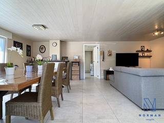 Ruime woning te koop in een doodlopende straat te Hulste – uiterst rustig gelegen met 4 slaapkamers en losstaande garage!<br /><br />Bij het betreden van de woning kom je in een lichtrijke leefruimte met mooi zicht op de tuin. Aansluitend bevindt zich de keuken, die extra gezelligheid biedt dankzij een tweede, aparte zithoek. Op het gelijkvloers vind je verder de badkamer, uitgerust met een toilet, douche en lavabo.<br /><br />Daarnaast beschikt de woning over twee praktische bergingen, waarvan één ideaal is voor het plaatsen van een wasmachine en droogkast. Op de eerste verdieping bevinden zich vier ruime slaapkamers.<br /><br />Buiten geniet je van een ruime, zonnige tuin waar je de hele dag door van de zon kan genieten. Er is ook een zonneluifel aanwezig. De tuin is bovendien voorzien van twee tuinhuizen en biedt toegang tot een losstaande garage met elektrische poort.<br /><br />Er liggen ook zonnepanelen op de woning. <br /><br />PLUSPUNTEN:<br />+ Zeer rustig gelegen <br />+ Zonnepanelen <br />+ Volledig instapklaar - zeer goed onderhouden