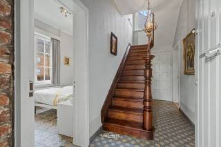 Unieke eigendom gelegen in het prachtige Elversele. Deze goed onderhouden woning combineert authenticiteit met comfort en beschikt over vier slaapkamers en een badkamer met douche. De charmante gevel en het gebruik van authentieke materialen geven het geheel een warme, karaktervolle uitstraling.<br />Binnenin vindt u een volledig geïnstalleerde keuken met gezellige ontbijthoek. Buiten geniet u van een ruime tuin, ideaal om tot rust te komen in alle privacy. Daarnaast is er een grote schuur aanwezig, voorzien van elektriciteit en water, perfect geschikt als opslagruimte of voor diverse hobby’s.<br />Gelegen in een uiterst rustige straat, biedt deze eigendom een oase van rust met alle nodige voorzieningen binnen handbereik.
