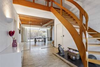 ZEER RUIME VILLA MET KARAKTER TE MENEN. Deze stijlvol ingerichte villa in Menen biedt een perfecte combinatie van hedendaagse comfort...