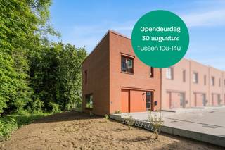 <br />In het residentiële project Eilandpark ontdek je deze moderne en energiezuinige woning die volledig is afgestemd op het comfort van een hedendaags gezin. Binnenin geniet je van ruime leefruimtes waar woonkamer, eetplaats en keuken mooi in elkaar overlopen, wat zorgt voor een open en warme sfeer.<br /><br />De woning beschikt over drie volwaardige slaapkamers die voldoende ruimte bieden voor een gezin, een thuiskantoor of logeerkamer. Daarnaast is er een verzorgde badkamer en voldoende praktische opbergruimte, waardoor het dagelijkse comfort optimaal wordt ondersteund. Buiten vind je een gezellige, private tuin waar je in alle rust kan ontspannen, genieten met familie of vrienden, of simpelweg tot rust komen na een drukke dag.<br /><br />Een bijzonder handige troef is de aparte berging met rechtstreekse toegang vanaf de straatzijde. Deze ruimte is ideaal voor het stallen van fietsen, vuilniscontainers of tuinmateriaal, maar maakt het ook bijzonder eenvoudig om de wagen vlot te laden en lossen zonder door de woning te moeten gaan.<br /><br />Ook op energetisch en technisch vlak is deze woning helemaal klaar voor de toekomst. Ze werd uitgerust met duurzame en energiezuinige technieken zoals:<br />• een warmtepomp<br />• zonnepanelen<br />• vloerverwarming<br />• BEN-norm (E10)<br />• zeer lage energiekosten<br />• en een aanzienlijke vermindering van de onroerende voorheffing gedurende 5 jaar<br /><br />De ligging vormt een bijkomende sterke troef. De woning bevindt zich in een rustige, groene omgeving waar wonen echt tot zijn recht komt. Tegelijkertijd woon je op wandelafstand van de markt van Sint-Lievens-Houtem en vlak bij het vernieuwde en natuurlijke Eilandbos. Zo combineer je het beste van twee werelden: rust en natuur enerzijds, en nabijheid van voorzieningen anderzijds.<br /><br />Tot slot is er nog een belangrijk voordeel: de woning is beschikbaar bij akte. Dat betekent dat je zonder lange wachttijden of bouwvertragingen meteen kan verhuizen naar je nieuwe thuis.<br /><br />Benieuwd naar deze woning of het volledige aanbod? Ontdek meer via www.eilandpark.be en plan vandaag nog je bezoek.