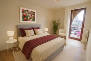 Gezellige appartment in het centrum van De Pinte. Het appartement omvat: inkomhal met gastentoilet, een gezellige woonkamer met open keuken en aangename eethoek, twee volwaardige slaapkamers en een badkamer met dubbele wastafel en ruime inloopdouche en terras.