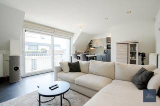 BEZOEKMOMENT zie : www.makelaarshuys.be Dit instapklare dakappartement is rustig gelegen nabij het centrum van Lovendegem, op de tweede verdieping van een kleinschalige residentie met lift. Achteraan het gebouw beschikt u bovendien over een privatieve garage, zodat u uw wagen steeds veilig kunt parkeren.<br /><br />Via de inkomhal bereikt u de praktische berging, het afzonderlijk gastentoilet en de lichtrijke leefruimte met open, volledig uitgeruste keuken. Vanuit de leefruimte heeft u toegang tot het aangename terras aan de voorzijde.<br /><br />Aan de achterzijde van het appartement bevinden zich twee volwaardige slaapkamers en een verzorgde badkamer, uitgerust met een douche en lavabo.<br /><br />niet te vergeten een zeer ruime zolderruimte voor opslag<br /><br />Het appartement verkeert in uitstekende staat van onderhoud en is perfect instapklaar<br /><br />Uitstekend gelegen nabij het dorpscentrum, met een vlotte verbinding naar het openbaar vervoer. Alle dagelijkse voorzieningen bevinden zich op wandelafstand, waaronder Okay, Delhaize, een bakker, apotheek, slager en andere buurtwinkels, waardoor u geniet van optimaal wooncomfort en alle faciliteiten binnen handbereik.