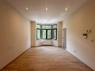 À côté du parc Duden et à deux pas de la place de l'Altitude Cent avec tous ses transports et commerces, au 1er étage d'un immeuble situé Avenue Oscar Van Goidtsenhoven 83, appartement entièrement rénové comprenant séjour lumineux, cuisine neuve équipée, une chambre, un bureau et salle de douche moderne en terrazzo, ainsi qu'une agréable terrasse de ± 10 m². Chaudière individuelle au gaz et cave privative complètent le bien.<br />Finitions contemporaines soignées, quartier commerçant et bien desservi.<br />Disponible immédiatement.<br />Coup de cœur assuré !
