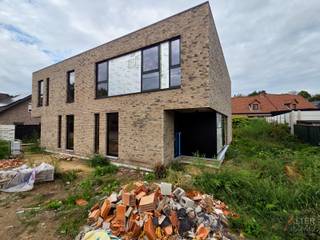 <strong>Moderne halfopen nieuwbouwwoning van circa 170 m² gelegen op een perceel van 4a 08ca.:</strong><br /><br />Deze woning maakt deel uit van een kleinschalig project van 2 woningen en wordt in deze advertentie volledig afgewerkt aangeboden.<br />Bij de volledige afwerking wordt de woning instapklaar opgeleverd, zodat u zonder grote zorgen kunt verhuizen naar uw nieuwe thuis.<br />De eigentijdse architectuur, grote raampartijen en praktische indeling zorgen voor een aangename en lichtrijke ervaring.<br />Dankzij de ligging aan de Kampstraat geniet u van een rustige woonomgeving, gecombineerd met een vlotte bereikbaarheid van het centrum van Genk en de omliggende gemeenten.<br /><br />Op het gelijkvloers beschikt de woning over een inkomhal met vestiaire, afzonderlijk toilet, berging, keuken, hobbyruimte (bureau) en een ruime leefruimte.<br />Vanuit de leefruimte is er rechtstreeks toegang tot het terras en de tuin.<br /><br />De verdieping omvat 3 slaapkamers, waarvan de master bedroom beschikt over een aansluitende dressing.<br />Verder zijn er een badkamer, afzonderlijk toilet en tweede berging voorzien.<br /><br />Optioneel kan de woning, tegen meerprijs, worden uitgerust met airconditioning, bestaande uit 5 binnenunits.<br /><br /><strong>Deze woning wordt eveneens aangeboden in casco+ staat, aan een gereduceerde prijs.<br />Bezoek onze website voor meer informatie of contacteer ons vrijblijvend op 011 53 35 53.</strong><br /><br /><strong>Extra troeven:</strong><br />+ Nieuwbouw HOB<br />+ Volledig afgewerkt en instapklaar of keuze voor casco+ en mogelijkheid tot persoonlijke afwerking<br />+ Lichtrijke leefruimtes dankzij de vele raampartijen<br />+ Energiezuinig wonen<br />+ Rustige, residentiële ligging<br /><br /><em>De getoonde digitale impressiebeelden zijn illustratief en niet bindend. </em>