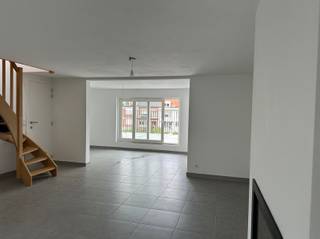 <p><span>Gezellig dakappartement op de tweede verdieping, ideaal gelegen in een rustige woonwijk op wandelafstand van winkels en openbaar vervoer.</span></p><p><span>Dit kwaliteitsvol afgewerkte en efficiënte appartement van 64 m² biedt een ruime en lichtrijke woonkamer, een keuken, een douche-badkamer en een sfeervolle slaapkamer op de zolderverdieping, voorzien van een praktische ingebouwde kastenwand. </span></p><p><span> </span></p><p><span> </span></p>