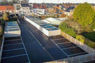 Nieuwbouwresidentie met 10 appartementen gelegen langs de Nieuwpoortsesteenweg, vlakbij het centrum van Gistel alsook bij de nodige winkels, restaurants, openbaar vervoer, … . Dit zeer energiezuinig appartement (83,73 m²) omvat een inkom met apart toilet, lichtrijke leefruimte met open ingerichte keuken, 2 private terrassen, 2 slaapkamers, badkamer met douche, bad en dubbele lavabo, een berging en een bureau. Elk appartement heeft zijn eigen staanplaats. Lift en gemeenschappelijke fietsenberging aanwezig in het gebouw! Beschikbaar vanaf 01/10/2026. Totale maandelijkse huurprijs: €870,00 per maand + €50 syndicuskosten. Vraag nu uw bezoek aan! Ref. MI25154