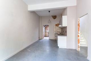Welkom in de Zeilstraat 47! Deze woning ligt in een bruisende buurt met een vlotte verbinding naar het centrum van Antwerpen. Winkels, horeca, scholen en openbaar vervoer bevinden zich vlakbij. Ook de belangrijkste invalswegen en de autosnelweg zijn vlot bereikbaar. Bovendien ligt Park Spoor Noord op korte afstand, ideaal om te wandelen, te sporten of te ontspannen.<br /><br />Achter de charmante gevel schuilt een te renoveren woning met 3 slaapkamers en veel potentieel. Ideaal voor wie de woning naar eigen smaak wil inrichten. Er werden al belangrijke werken uitgevoerd: het hoofddak werd geïsoleerd, de achtergevel kreeg isolatie en een afwerking in crepi, de ramen werden vervangen en er werd een condensatieketel geïnstalleerd. Bovendien geldt er geen wettelijke renovatieplicht.<br /><br />Via de inkomhal bereik je de leefruimte met aansluitende open keuken. De aangrenzende kamer beschikt over aansluitingen voor een wasmachine. Achteraan de hal bevindt zich een aparte ruimte met voorzieningen voor een afzonderlijk toilet. Ook de ruime kelder is bereikbaar vanuit de inkomhal.<br /><br />Op de eerste verdieping vind je een ruime slaapkamer aan de voorzijde en een bijzonder ruime badkamer aan de achterzijde, uitgerust met een inloopdouche, dubbele wastafel en toilet.<br /><br />De tweede verdieping telt nog twee slaapkamers, waaronder een ruime slaapkamer aan de straatzijde.<br />EPC: label C<br />P- en G-score: C<br />Stedenbouwkundige inlichtingen: Gvg, Wg, Vkr, Gmo, Gvv