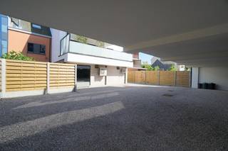 <p><span>Ligging</span></p><p><span> Nieuwbouwresidentie Linde situeert zich in het hart van de gemeente Ertvelde, langsheen de mooie Lindenlaan.</span></p><p><span> Autostaanplaatsen</span></p><p><span> </span><span>Er zijn 3 autostaanplaatsen (buiten) te koop: P5 - P6 - P7</span></p><p><span> / bij aankoop van 1 staanplaats: 8.000 euro<br />/ bij aankoop van 2 staanplaatsen: 14.000 euro<br />/ bij aankoop van 3 staanplaatsen: 18.000 euro</span></p>
