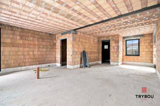 Deze halfopen bebouwing in Merkem combineert comfortabel wonen met een uitzonderlijk ruime loods van maar liefst 194 m². De woning zelf beschikt over een royale oppervlakte van 193 m² en is afgewerkt met hedendaagse en kwalitatieve materialen.<br /><br />Bij het binnenkomen bevindt zich de inkomhal met toilet. De leefruimte sluit aan op de keuken en zithoek. Verder is er nog een berging. <br /><br />Op de eerste verdieping bevinden zich drie slaapkamers en de badkamer. Het zolderverdiep biedt nog extra ruimte en kan ingericht worden als hobbyruimte en berging.<br /><br />Een absolute troef is de naastgelegen loods van 194 m². Deze grote ruimte, met een lengte van ca. 24 meter en voorzien van een sectionale poort aan de voorzijde van 4x4 meter en een sectionale poort aan de achterzijde, biedt heel wat mogelijkheden zoals opslag, een werkplaats, showroom, hobbyruimte of het stallen van voertuigen. Ook voor een zelfstandige activiteit biedt de loods interessante mogelijkheden. <br /><br />Daarnaast beschikt de eigendom over een ruime oprit met ruime parkeermogelijkheden, wat een belangrijke meerwaarde vormt voor zowel de woning als de loods. <br /><br />De combinatie van woning, ruime loods, oprit en parkeermogelijkheden maakt dit een bijzonder veelzijdige eigendom. <br /><br />📞 Interesse? Contacteer Thijs, Friedel of Nina:<br />📲 051 57 54 61<br />📧 thijs@grouptrybou.be | friedel@grouptrybou.be | nina@grouptrybou.be |