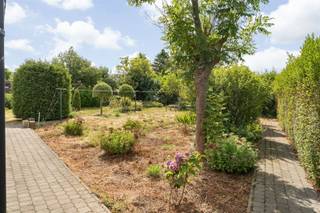 Bent u op zoek naar een uniek renovatieproject met tal van mogelijkheden? Dan is dit pand precies wat u zoekt!Gelegen in een rustige omgeving, maar...