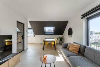 Dit modern hoogwaardig afgewerkt appartement met twee slaapkamers bevindt zich op de tweede verdieping van een kleinschalige, recent...