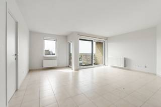 <p>Te koop: gezellig appartement in het hart van Sint-Idesbald, met vrij zicht op de villawijken en een zongericht terras.</p>

<p> </p>

<p>Dit appartement ligt op een toplocatie in het centrum, op wandelafstand van winkels, restaurants en het strand. Dankzij de ligging in een groene omgeving en nabij openbaar vervoer geniet je van zowel rust als bereikbaarheid. Het vrij uitzicht op de villawijken van Sint-Idesbald en het zonnige terras maken dit een ideale plek om te wonen of als tweede verblijf.</p>

<p> </p>

<p>Belangrijkste ruimtes:<br />• Living met veel lichtinval en toegang tot het terras<br />• Keuken met praktische indeling<br />• Slaapkamer met voldoende ruimte voor een dubbel bed<br />• Badkamer met douche en wastafel<br />• Apart toilet</p>
​​​​• Inkomhal met vestiaire

<p>• Zongericht terras met vrij uitzicht<br />Ruime bergin in de kelder</p>
​​​​​​

<p> </p>

<p>Troeven:<br />• Vrij zicht op de villawijken van Sint-Idesbald<br />• Zongericht terras<br />• Gelegen in het hart van Sint-Idesbald</p>

<p> </p>

<p>Neem vandaag nog contact op met je ERA-makelaar voor een bezoek.<br />058 51 92 95 of op simon@eraservimo.be</p>

<p> </p>

<p>JOUW DROOMAPPARTEMENT. ZO GEVONDEN!</p>