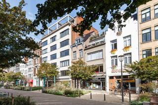 Dit instapklaar en rustig gelegen appartement bevindt zich op de derde verdieping en biedt een aangename combinatie van comfort, ruimte en een praktische indeling.<br /><br />Het appartement beschikt over twee slaapkamers van respectievelijk ca. 15,5 m² en 6,3 m². De tweede slaapkamer leent zich uitstekend als kinder- of logeerkamer, bureau of dressing.<br /><br />De badkamer is uitgerust met een douche met regendouchefunctie en een lavabo met spiegelkast. Het toilet bevindt zich in een aparte ruimte.<br /><br />Een bijkomende troef is de afzonderlijke wasruimte, voorzien van aansluitingen voor een wasmachine en droogkast. Zo blijven deze toestellen netjes uit het zicht en gaat er geen nuttige ruimte verloren in de badkamer.<br /><br />Dankzij de instapklare staat kan het appartement onmiddellijk in gebruik worden genomen zonder grote werken. De rustige ligging zorgt bovendien voor een aangename woonomgeving.<br />Op het gelijkvloers is er een gemeenschappelijke ruimte voor de vuilnisbakken.<br /><br />Een verzorgd en praktisch ingedeeld appartement met twee slaapkamers en alle nodige comfort, ideaal als studentenwoning, voor eigen bewoning of als investering.<br /><br />Pluspunten: <br />- Gemeenschappelijke vuilnisberging op het gelijkvloers<br />- Interessant voor zowel eigen bewoning als investering<br />- Top locatie <br />- Instapklaar appartement<br />- Rustige woonomgeving<br />- lage algemene kosten <br /><br />Heeft u interesse in dit tof appartement? Neem dan contact op met VB Vastgoed via 03 337 50 70 of info@vbvastgoed.be.