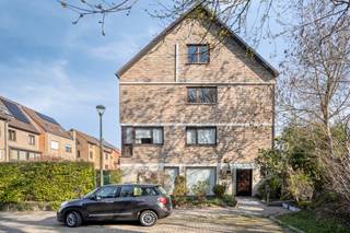 <p><strong>Charming triplex apartment with great potential in the Stockel area</strong></p><p>Located in the highly desirable Stockel neighbourhood, within walking distance of public transport (tram 39 and metro) as well as the many shops of Stockel, as well as Delhaize and Carrefour Kraainem, this charming triplex house of approximately 150 m² offers an excellent opportunity to renovate according to your own taste.</p><p>The property features pleasant volumes, a practical layout and significant potential. It is perfect for a home-based professional activity (with the possibility of an office on the ground floor), for full office use, or for those looking to personalise a home in a prime location.<br /><br />It concerns a small co-ownership consisting of only two apartments, without costs (no property manager, no common charges).</p><p><strong>Layout:</strong></p><p><strong>Ground floor:</strong></p><ul><li><p>Entrance hall (±11 m²)</p></li><li><p>Separate toilet</p></li><li><p>Office / multipurpose space (±16 m²)</p></li></ul><p><strong>First floor:</strong></p><ul><li><p>Spacious and bright living and dining area with open-plan kitchen (±40 m²)</p></li><li><p>Second office or hobby room (±8 m²)</p></li></ul><p><strong>Second floor:</strong></p><ul><li><p>Two large bedrooms (±20 m² and ±18 m²)</p></li><li><p>Bathroom (±6 m²)</p></li><li><p>Laundry room / shower room (±4 m²)</p></li><li><p>Separate toilet</p></li></ul><p><strong>Attic:</strong></p><ul><li><p>Practical storage space (±30 m²)</p></li></ul><p><strong>Additional features:</strong></p><ul><li><p>Private outdoor parking space</p></li><li><p>Generous volumes and flexible layout</p></li><li><p>Ideal for combining living and working</p></li><li><p>Quiet location at the end of a cul-de-sac (Meiklokjeslaan), where children can safely play</p></li></ul><p>Although the property does not have a garden or terrace, it benefits from a family-friendly environment.</p><p><strong>In summary:</strong> an excellent opportunity in a sought-after area, ideal for investors, self-employed professionals, or families looking for a property with strong potential.</p><p><strong>Interested?</strong> Contact us for more information or to arrange a viewing!</p>
