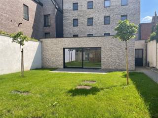 <p><span>Ligging<br /></span><span>Perfect gelegen op de markt van Zelzate.<br />Met een ideale zichtbaarheid en veel parking voor jouw (handels)activiteit.<br /><br /></span><span>Handelsgelijkvloers van 215m² en een vitrine van 10,5m<br /><br /></span><span>Deze casco handelsruimte biedt heel wat mogelijkheden en is vrij in te delen en in te richten.<br />Met een vitrine van 10,5m is er ultra zichtbaarheid.<br /><br /><br /></span><span>Extra<br /></span><span>/ heel wat parking op de markt<br />/ private fietsenstalling op het terrein<br /><br /></span></p>