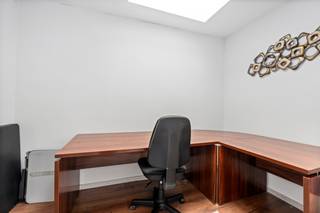 <p>Ruime gesloten bebouwing in Antwerpen, vlak bij openbaar vervoer en belangrijke invalswegen.</p>
<p>Deze karaktervolle woning uit 1938 biedt een uitzonderlijk ruime bewoonbare oppervlakte van maar liefst 237 m² en tal van mogelijkheden voor wie op zoek is naar ruimte en flexibiliteit. Met 8 slaapkamers is dit huis ideaal voor grote gezinnen, co-housing, combinatie wonen en werken of investeerders die rendementspotentieel zoeken. De gunstige ligging aan de stadsrand van Antwerpen zorgt voor een vlotte bereikbaarheid dankzij nabijgelegen openbaar vervoer, ziekenhuizen en invalswegen. Daarnaast beschikt de woning over een gunstig EPC-label C, wat een interessante meerwaarde biedt op vlak van energiezuinigheid. Een veelzijdige eigendom met tal van toekomstmogelijkheden.</p>
<p>Belangrijkste ruimtes:<br />• Ruime woonkamer met veel mogelijkheden voor een comfortabele leefruimte.<br />• Functionele keuken met aansluiting op de leefruimte.<br />• 6 tot 8 volwaardige slaapkamers, ideaal voor grote gezinnen of investeringsdoeleinden.<br />• Praktische ruimtes met potentieel voor bureau, hobbyruimte of extra berging.</p>
<p>Troeven:<br />• Uitzonderlijk veel ruimte dankzij 237 m² bewoonbare oppervlakte.<br />• Gunstige energiezuinigheid met EPC-label C.<br />• Veelzijdige woning met interessant rendementspotentieel.</p>
<p><br />Neem vandaag nog contact op met je ERA-makelaar voor een bezoek.</p>
<p>JOUW DROOMHUIS. ZO GEVONDEN!</p>
