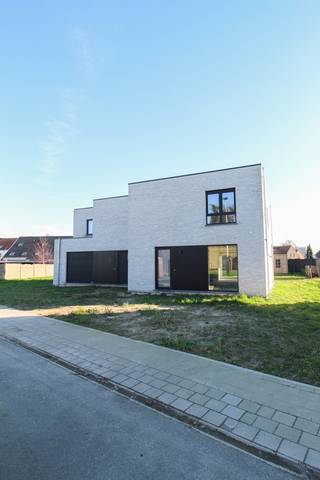 Dichtbij het centrum van Wielsbeke bouwen we in de Boffonstraat 5 nieuwbouwwoningen met oog voor detail en energiezuinigheid. Op het gelijkvloers vind je een inkomhal met gastentoilet, een lichtrijke leefruimte met open keuken alsook bergruimte/garage terug. Op de bovenverdieping vind je drie ruime slaapkamers en een badkamer die is uitgerust met een bad, douche en een dubbele lavabo. De woning omvat vloerverwarming op de benedenverdieping en convectoren op het verdiep in combinatie met een warmtepomp lucht/water.
<ul>
<li>Energiezuinige woning;</li>
<li>10 zonnepanelen inbegrepen;</li>
<li>100% korting op uw onroerende voorheffing gedurende 5 jaar;</li>
<li>Licht en ruimte staat centraal;</li>
<li>Vloerverwarming op het gelijkvloers;</li>
<li>Warmtepomp lucht -water;</li>
<li>Zuidgerichte tuin met aangelegd terras.</li>
</ul>
Interesse? Geef ons een seintje.