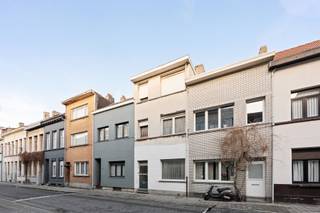 <p>Te koop in Borgerhout!<br /><br />In de Florastraat 58, een rustige straat gelegen in een residentiële woonkern nabij scholen, openbaar vervoer en belangrijke invalswegen in het hart van Borgerhout, bevindt zich deze ruime woning om te renoveren. Een unieke kans voor wie op zoek is naar een stadswoning met ruimte, licht en eindeloze mogelijkheden, op wandelafstand van alles wat de stad te bieden heeft.<br /><br />Via de inkomhal betreedt u de woning, die naadloos overgaat in een ruime leef- en eetruimte. Achteraan bevindt zich een buitenruimte, een bijzonder aangename troef in deze stedelijke omgeving. Verder vindt u op het gelijkvloers een keuken, een badkamer en een droge kelder, ideaal als extra bergruimte of voorraadruimte. De woning beschikt over 4 ruime slaapkamers. Ideaal voor grotere gezinnen, co-housing, een combinatie van wonen en werken of een rendabele verhuur.<br /><br />Troeven:<br />• Ligging<br />• Lichtrijke woonkamer (35 m²)<br />• 4 slaapkamers<br />• Buitenruimte<br /><br />Mis deze kans niet en neem vandaag nog contact op voor meer informatie of een bezichtiging in te plannen. Contacteer Ilhan op 0489/27 20 72 of mail naar ilhan@cornelis-goeman.be</p>