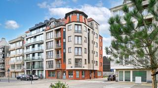 Cet appartement au rez-de-chaussée avec une chambre est situé dans un emplacement extrêmement central, à deux pas de la digue, du...
