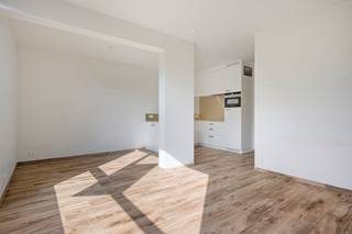 Dit instapklaar appartement heeft een bewoonbare oppervlakte van 84 m² en bevindt zich aan de Britselei in de bruisende buurt het Zuid vlakbij het centrum van Antwerpen. Het appartement zelf is gelegen op de derde verdieping van een recente vernieuwbouw.<br /><br />Indeling    <br />- inkomhal<br />- leefruimte met open keuken<br />- twee ruime slaapkamers<br />- badkamer met douche en lavabo<br />- apart toilet<br />- terras<br />- ruime berging met aansluiting voor wasmachine<br />- kelderberging<br /><br />Troeven:<br />- recent gerenoveerd gebouw<br />- EPC label B<br />- centrale locatie in Antwerpen<br /><br />Dit appartement wordt verkocht voor een vraagprijs van 385.000 euro. <br />Voor een afspraak of meer info: 03/206.76.76 of sophie.schelpe@dewaele.com.  <br /><br />Had u graag uw eigen eigendom te koop aangeboden contacteer ons dan voor een vrijblijvende schatting, telefonisch op het nummer 03/206.76.76 of per mail naar antwerpen@dewaele.com.    <br />Ook voor alle andere vragen omtrent vastgoed kan u steeds bij ons kantoor te Antwerpen terecht!<br /><br />Bestuursmaatregelen in het maatregelenregister: nee