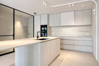 <p><strong>Prestigieus nieuwbouwproject “The Ensemble” in het hart van Assenede, waar stijl en comfort samenkomen in een unieke, karaktervolle omgeving.</strong><br /><br /><strong>Indeling<br /></strong>Via de inkom betreedt men het appartement op de tweede verdieping. Men komt meteen uit in de hal met een apart gastentoilet.<br /><br />Via de <strong>zwarte stalen deur</strong> bereikt men een tweede hal. Rechts bevindt zich de slaapkamer met <strong>ensuite badkamer</strong>, uitgerust met een dubbele lavabo en inloopdouche. De slaapkamer is voorzien van <strong>ingemaakte kasten</strong>.<br /><br />Rechtdoor vanuit de stalen deur vindt men de technische berging, links de <strong>ruime moderne leefkeuken </strong>en vervolgens de leefruimte die uitgeeft op het <strong>grote, zuidwestgerichte terras</strong>.<br /><br /><strong>Omschrijving<br /></strong><strong>“The Ensemble” omvat een exclusief geheel van 10 luxueuze appartementen en 1 handelsruimte (opsplitsbaar in 4)</strong>, ontworpen in een <strong>verfijnde, moderne architectuur</strong> geïnspireerd op de elegante kuststijl. Elk appartement straalt <strong>licht</strong>, <strong>ruimte</strong> en <strong>klasse</strong> uit, met een hoogwaardige afwerking en oog voor detail.<br /><br />De appartementen zijn zorgvuldig ingedeeld om <strong>maximaal wooncomfort</strong> te bieden en genieten van een harmonieuze <strong>combinatie van moderne luxe en tijdloze esthetiek</strong>. Grote raampartijen zorgen voor een overvloed aan <strong>natuurlijk licht</strong> en creëren een aangename woonbeleving.<br /><br />Voor elk appartement is er de mogelijkheid om één ondergrondse autostaanplaats aan te kopen. Prijzen vanaf €37.500,- per autostaanplaats. Daarnaast beschikt het project over een <strong>gemeenschappelijke ondergrondse fietsenstalling</strong>, wat bijdraagt aan het praktische en duurzame karakter van het geheel. <strong>De prijzen zijn excl. BTW</strong>. Mogelijkheid tot 6%.<br /><br /><strong>Ligging:<br /></strong><strong>“The Ensemble”</strong> is uitstekend gelegen op de <strong>Markt van Assenede</strong>, in de Stadhuisstraat, pal naast het stadhuis en met een prachtig zicht op de kerk. U geniet hier van een <strong>centrale ligging</strong> met <strong>alle voorzieningen, winkels en horeca op wandelafstand</strong>, terwijl u tegelijkertijd woont in een charmante en sfeervolle omgeving.<br /><br /><strong>Een unieke kans voor wie op zoek is naar exclusief wonen of een waardevolle investering in het centrum van Assenede.</strong></p>