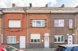 Huis met terras, dicht bij alle voorzieningen (winkels, scholen, openbaar vervoer, A8). Begane grond: hal, woonkamer, eetkamer, ingerichte keuken, terras.1e verdieping: een gang die toegang geeft tot 1 badkamer met ligbad en douche, 3 slaapkamers, apart toilet. TECHNISCHE GEGEVENS: Condensatieketel op stadsgas, PVC-dubbele beglazing, elektrische installatie conform de voorschriften