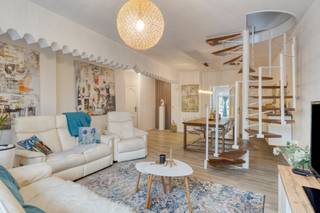 De inkomhal leidt u direct naar het hart van de woning: de sfeervolle leefruimte. Wanneer u doorwandelt naar de achterzijde van het huis, vindt u...