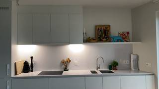 Gelegen aan de Willebroekkaai, in de recente residentie RIVA tegenover Tour & Taxis, biedt dit prachtig appartement van ±90m² een uitzonderlijke woonervaring in het hart van Brussel. Indeling:- Inkomhal met gastentoilet en technische ruimte (wasruimte). - Ruime en lichtrijke woonkamer van ±30m² met toegang tot een terras van ±12m².- Open keuken, volledig uitgerust (oven, kookplaat, afzuigkap, koelkast, vaatwasser, magnetron).- Twee slaapkamers (±15m² en ±10m²), waarvan één met een ruime ingebouwde dressing. - Moderne badkamer met dubbele wastafel en bad/douche. Inclusief een privatieve kelder (C076) en een beveiligde ondergrondse parkeerplaats (+100€). Technische details:- Huurprijs: € 1.400 / maand.- Lasten: € 170 / maand (provisie voor verwarming, warm water en gemeenschappelijke delen).- EPC: A-.Een uniek pand dat modern comfort combineert met een strategische ligging nabij het Noordstation en het stadscentrum.