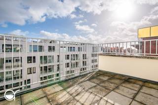Dit éénslaapkamerappartement is ideaal gelegen tussen het station Sint-Pieters en Gent-centrum. Het beschikt over 2 zonnige terrassen nl; een groot vooraan en een kleiner achteraan. indeling: inkom met vestiairekast, living, keuken, badkamer, slaapkamer. Er is ook nog een kelderberging aanwezig. Ideaal als investering voor jonge starters of studenten.Plan je bezoek via https://kortrijksesteenweg58.rosseel.be/