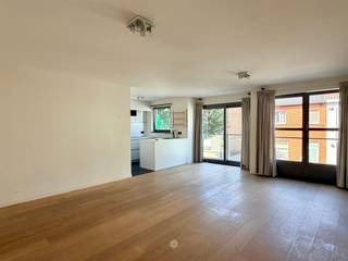 <p><span>DESTELBERGEN </span><span>- Ben je op zoek naar een modern appartement TE HUUR in Destelbergen centrum?<br />Dan is dit appartement misschien iets voor u.</span></p><p><span>De belangrijkste troeven in een notendop: </span></p><ul><li><span>Modern appartement</span></li><li><span>Zuidgericht, ruim terras</span></li><li><span>Gelegen in Destelbergen dorp met winkels, openbaar vervoer en recreatiemogelijkheden</span></li><li><span>Gelegen nabij op- en afrit R4, verkeerswisselaar E40 en E17</span></li><li><span>Energiezuinig (EPC A)</span></li></ul><p><span>Zo ziet het appartement er uit:</span><span><br />Via de ruime inkomhal bereikt u de lichtrijke leefruimte met open, ingerichte keuken. Aansluitend bevindt zich een praktische berging met aansluiting voor een wasmachine.<br />Verder beschikt het appartement over twee ruime slaapkamers, een badkamer, een apart toilet en een groot zuidgericht terras.<br />Het appartement is gelegen op de eerste verdieping van het gebouw. Er is geen lift aanwezig.</span></p><p><span>Belangrijk:</span><span><br />Beschikbaar vanaf: 1/10/2026<br />EPC: 84 kWh (A)<br />Huurprijs: 1.000 euro/maand</span></p><p><span>Voor een bezoek ter plaatse, vul zeker uw huurdersprofiel in via onze website.</span></p>
