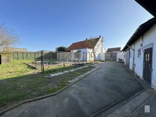 <p>Unieke renovatie- of bouw opportuniteit op een mooi perceel van ca. 1596 m² in Sint-Gillis-Waas!</p><p>Bent u op zoek naar een groot perceel met tal van mogelijkheden? Dan is deze eigendom precies wat u zoekt.</p><p>Gelegen op een perceel van ca. 1.596 m², met een gemiddelde breedte van ca. 29 meter, biedt deze eigendom verschillende opportuniteiten.  </p><p>Momenteel bevindt zich op het terrein een oud landhuis met twee grote stallingen, ideaal voor wie een renovatieproject wil aangaan of een volledig nieuwe woonst wenst te bouwen aan het gunsttarief van 6% BTW.</p><p>Dankzij de uitstekende verbinding met de E34 Knokke-Antwerpen geniet deze locatie een zeer goede bereikbaarheid.  </p><p><strong><u>Mogelijkheden</u></strong>:<br />- Renoveren of nieuw bouwen aan het gunsttarief van 6% BTW (mits voldaan wordt aan de voorwaarden).  <br />- Mogelijkheid tot verkaveling in twee of meer percelen (onder voorbehoud van een omgevingsvergunning).  <br />- Grote stallingen, ideaal als opslagruimte voor een kleine zelfstandige of als recreatieve ruimte voor de gevorderde hobyist of oldtimer liefhebber…</p><p>U voelt het aan alles, dit is een unieke kans voor zowel particulieren als investeerders. </p><p>Wees er snel bij en plan vandaag nog jouw bezoek in!</p>