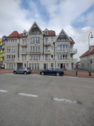 vlot in te rijden garagebox, in de kelderverdieping van een recent gebouw in het centrum van Heist, aan het Maes en Boereboomplein.de garage meet...