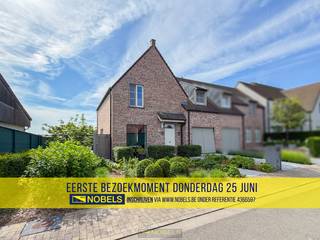 <span><span><strong>1ste bezoekdag donderdag 25 juni! Inschrijven kan via www.nobels.be onder referentienummer 4366597.</strong></span></span><br /><br />INSTAPKLARE ENERGIEZUINIGE HALFOPEN BEBOUWING, gelegen op een GUNSTIGE LOCATIE in een DOODLOPENDE STRAAT te Kruisem. Deze RECENTE WONING, gebouwd in 2018, combineert een MODERNE AFWERKING, VEEL LICHTINVAL en een GUNSTIG EPC-LABEL B, waardoor ze de IDEALE GEZINSWONING vormt voor wie COMFORTABEL en ZORGELOOS wil wonen. Dankzij de RUSTIGE LIGGING en de NABIJHEID van BELANGRIJKE INVALSWEGEN geniet u hier van een perfecte combinatie tussen BEREIKBAARHEID en WOONCOMFORT.<br />De indeling gaat als volgt: via de inkomhal met gastentoilet heeft u toegang tot de lichtrijke leefruimte met aansluitend een moderne open keuken. Van hieruit bereikt u de inpandige garage, die tevens ook bereikbaar is vanuit de inkomhall, wat zorgt voor extra praktisch comfort. Op de 1ste verdieping geeft de nachthal toegang tot 3 volwaardige slaapkamers, een apart toilet en een ingerichte badkamer. Via een vaste trap bereikt u de ruime zolderverdieping, die tal van mogelijkheden biedt voor het creëren van extra slaapkamers, een hobbyruimte, opslag of bureau.<br />Buitenshuis beschikt deze eigendom over een zonnig terras en een fraai aangelegde tuin met tuinhuis en gezellige overkapping, waar u het hele jaar door kan genieten van het buitenleven. Bovendien beschikt u via uitweg achteraan nog over een perceel grond van ca. 28m² voor het bouwen van een garage.<br /><br />Adres: Deinsesteenweg 16C te Kruisem<br /><br />EPC: 137kWh/m², G-score en P-score A, Geen renovatieverplichting van toepassing, Bestuursmaatregelen in het maatregelenregister: Neen