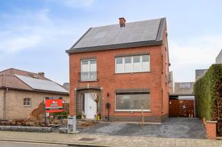 Deze gezinswoning is rustig doch centraal gelegen in de straat Roggendries in het centrum van Geel-Sint-Dimpna. Door zijn centrale ligging...