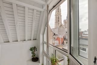 In de Hoogstraat, één van de meest karaktervolle straten van het historische centrum van Antwerpen, vindt u deze instapklare stadswoning...