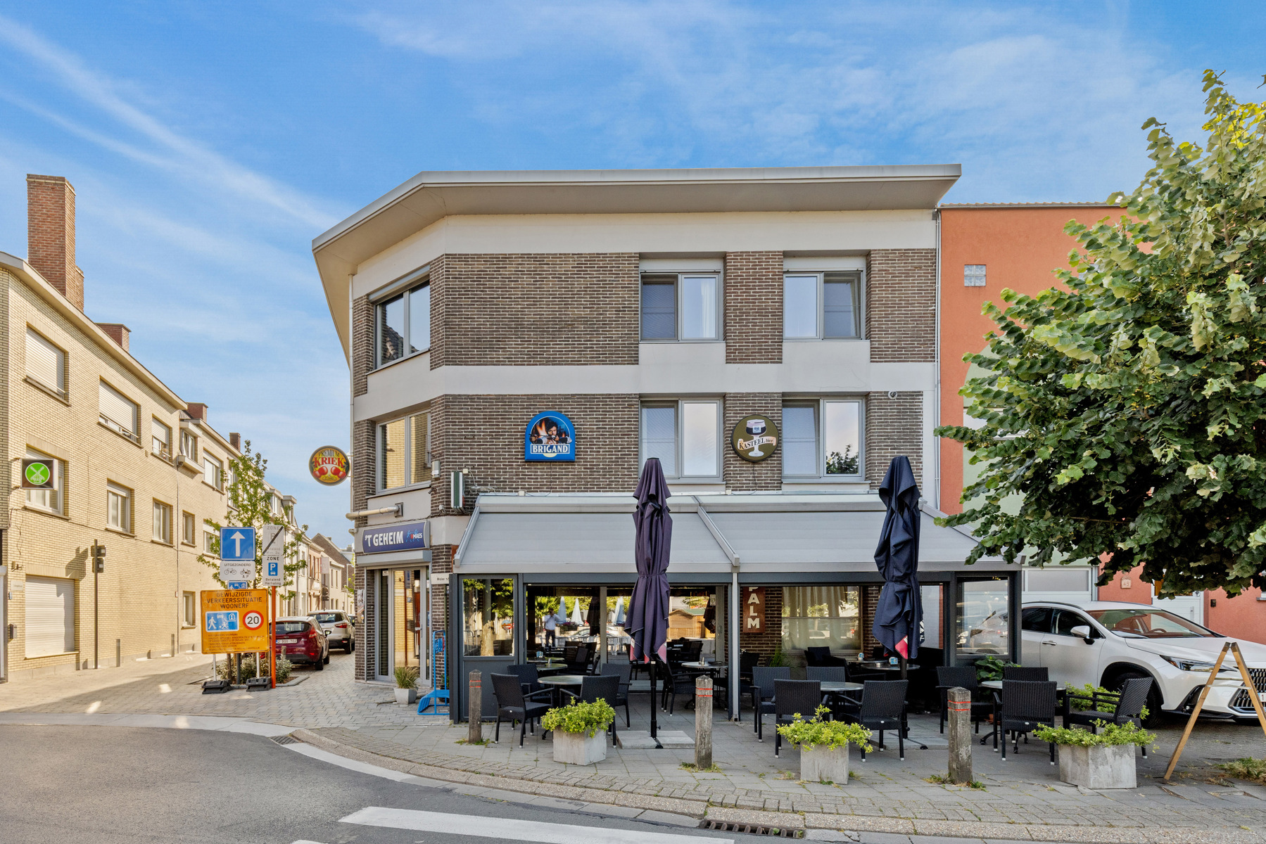 Handelsfonds en handelsruimte met appartement op commercieel strategische ligging - foto 1
