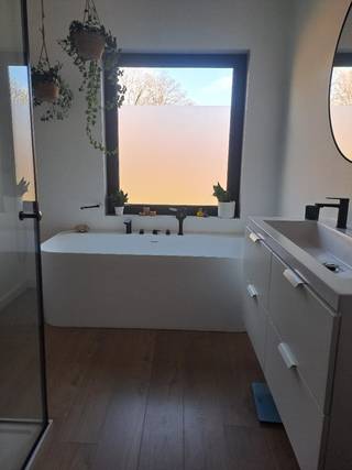 Volledig gerenoveerde woning gelegen in doodlopende straat. <br />Je betreedt de woning via de ruime inkomhal, deze geeft je toegang tot de lichtrijke ruime leefruimte en het privé gedeelte . De woonkamer wordt omringd door grote glaspartijen waardoor je gans het uitzicht geniet van de tuin en veel lichtinval ervaart.<br />De woonkamer geeft toegang tot de volledig geïnstalleerde keuken met kookeiland (2020). Aan de keuken werd een bureauruimte voorzien.<br />In de gang bevinden zich 3 ruime slaapkamers. Een volledig vernieuwde badkamer met dubbele lavabo, ligbad, douche (2023), een apart toilet (2025), een ingebouwde bergkast en een waskamer met valtrap - die toegang geeft tot de ruime zolder (2026).<br />De zolder is verspreid over gans de woon oppervlakte en biedt hiermee grote opbergruimte of andere mogelijkheden. De zolder en het dak werden in mei 2026 volledig vernieuwd en geïsoleerd. Het ventilatie systeem D werd ook op deze verdieping geïnstalleerd (2023)<br /><br />De grote (1240m²) Zuid gerichte tuin is volledig rondom de woning gelegen. De tuin is volledig omheind waardoor je geliefde viervoeter of kinderen vrij kunnen rondlopen! <br />De tuin beschikt over 2 Zuid gerichte terrassen waarvan 1 volledig overdekt. De tuin beschikt over veel speel en ontspanningsmogelijkheden, in de voortuin vind je een ingebouwde trampoline. De lange oprit biedt ruimte om minstens een 5 tal wagens te parkeren.<br />De dubbele garage is voorzien van 2 sectionaalpoorten, op dit dak liggen de recent geplaatste zonnepanelen (2023) <br />Er is een kruipkelder aanwezig over gans de woonoppervlakte. <br />BELANGRIJK! De woning is gelegen aan de spoorweg, vooraf even bij jezelf inchecken of je dit ziet zitten voor je een bezoek vraagt! <br /><br />Troeven:<br />-Laagbouwwoning<br />-Volledig gerenoveerd<br />-Dubbele garage<br />-Grote tuin<br />-Rustige buurt = een plek waar kinderen nog op de straat spelen<br /><br />Contactgevens: <br />Stephanie <br />0497/78.98.28<br /><br />Heel welkom! <br /><br />