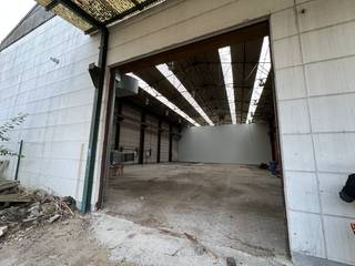 Dit magazijn te huur bevindt zich in Gent, gunstig gelegen langs de R4 met uitstekende bereikbaarheid richting de haven en de E40. De unit bevindt zich aan de achterzijde van een bedrijfsgebouw dat wordt gedeeld met diverse ondernemingen, waaronder CEBEO.Oppervlaktes:Atelier/magazijn: 600 m²Bouwjaar:1971Specificaties:- Vloer: beton en betontegels- Staalstructuur- Warmteluchtblazers- Nokhoogte atelier: 11 m- Vrije hoogte atelier: 8 m- Geautomatiseerde poort- Poort achteraan: B: 4,8 m en H: 4,4 m- Vermogen: 450 KVA- 3*400V+N- Opstalrecht voor zonnepanelen op het dak Beschikbaarheid: Onmiddellijk beschikbaar.Bent u geïnteresseerd in dit bedrijfsgebouw bestaande uit een magazijn te huur in Gent? Aarzel dan niet om ons te contacteren via 09 245 35 35.