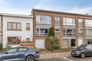 Zeer goed gelegen appartement op de tweede verdieping (zonder lift) vlakbij het Boekenberg Park bestaande uit: inkomhal met ingemaakte kast en apart toilet, lichtrijke living met open geïnstalleerde keuken, ingerichte badkamer, 2 slaapkamers waarvan de grootste slaapkamer toegang geeft tot het terras en een ruime berging. Heel het appartement is voorzien van een gietvloer behalve de 2 slaapkamers (laminaat).<br />Achteraan het gebouw is er een afzonderlijke garagebox inbegrepen in de prijs en onderaards is er nog een handige bergkelder.