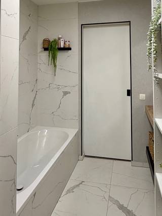 Dit prachtige, lichtrijke penthouse in Lier biedt een unieke combinatie van comfort, openheid en privacy. Doordat er geen directe buren grenzen aan het appartement, geniet u van een uitzonderlijk ruimtelijk gevoel en beschikt de woning over ramen rondom. Hierdoor baadt de leefruimte de hele dag in natuurlijk licht en ontstaat er een bijzonder aangename woonbeleving.<br /><br />De ruime leefruimte met open keuken vormt het hart van de woning en sluit aan op het ruime terras. Het terras wordt volledig omringd door een verzorgd groendak, waar niemand anders toegang toe heeft. Dit zorgt voor een groene, rustige omgeving en een extra gevoel van privacy en openheid.<br /><br />Het penthouse beschikt over twee volwaardige slaapkamers, waarvan één momenteel ingericht is als dressing met semi-ingebouwde kasten. Verder is er een praktische berging naast de keuken, een badkamer, een aparte wc en een inkomhal met ruimte voor een vestiaire. Vloerverwarming zorgt voor extra comfort en een aangenaam binnenklimaat. Er zijn bovendien reeds wachtleidingen voorzien voor de toekomstige installatie van airconditioning, waardoor deze eenvoudig kan worden geplaatst.<br /><br />De ligging is ideaal: op wandelafstand van het centrum van Lier, rustig gelegen net binnen de ring, maar met een vlotte verbinding naar de belangrijkste invalswegen. Ondanks de nabijheid van de ring ervaart u in het appartement nauwelijks geluidsoverlast. Bovendien is er voldoende parkeergelegenheid in de straat voor bezoekers.<br /><br />De woning wordt verkocht inclusief een eigen parkeerplaats, een extra ondergrondse berging, een gemeenschappelijke fietsenstalling en toegang tot de gemeenschappelijke tuin. De ondergrondse parking is bereikbaar via een autolift.<br /><br />Prijs inclusief parkeergarage en ondergrondse berging. Overname meubels is bespreekbaar. <br />Wenst u dit unieke penthouse zelf te ontdekken? Op zondag 4 oktober vindt er een kijkdag plaats. Bezoekmomenten kunnen worden ingepland op het nummer +32474128932