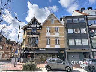 Dit appartement is gelegen te Knokke, vlak naast de drukke winkelstraten, op wandelafstand van allerlei faciliteiten en de zee. <br /><br />Indeling: Inkomhal met trap, woonkamer met eetruimte, afzonderlijke grote keuken met berging, op het verdiep is een badkamer, toilet, 2 slaapkamers en bureel. <br />Op het tweede verdiep zijn nog 2 slaapkamers. <br /><br />Zeer ruim appartement! <br /><br />veel trappen, geen lift!