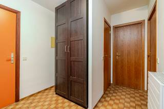 Dit goed gelegen appartement langs de Hundelgemsesteenweg omvat inkom met toilet, living met salon en eetplaats, ingerichte keuken (frigo, combi-oven, keramische kookplaten, dampkap en vaatwas), 2 slaapkamers en badkamer.<br />Gelijkvloerse garagebox bij het appartement: + € 30 000,00.<br />Winkels, restaurants, openbaar vervoer, verbindingswegen op wandelafstand.<br /><br />Bel voor bezoek 0495/93.38.35