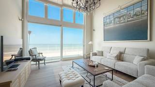 Appartement mezzanine exclusif avec deux terrasses ensoleillées, situé dans une résidence prestigieuse sur la digue au cœur du Zoute.<br /><br />Vous êtes accueilli dans un élégant hall d'entrée avec toilettes invités et espace vestiaire. Le vaste séjour baigné de lumière naturelle grâce aux grandes baies vitrées offre une vue panoramique spectaculaire sur la mer. La terrasse, s'étendant sur toute la largeur de l'appartement, est l'endroit idéal pour profiter de cette vue imprenable. Une salle à manger conviviale et une cuisine ouverte, équipée de tout le confort moderne, complètent cet espace. L’appartement dispose également de deux débarras pratiques.<br /><br />À l'arrière, se trouve la suite parentale spacieuse avec un large dressing et un accès direct à une grande terrasse ensoleillée offrant une vue dégagée.<br /><br />À l'étage mezzanine, vous trouverez un bureau élégant avec des placards intégrés, vous permettant de profiter à nouveau de la vue exceptionnelle sur la mer. Il y a également des toilettes séparées, un espace de rangement supplémentaire et une buanderie parfaitement agencée. À l'arrière, deux chambres supplémentaires de taille généreuse sont équipées de placards intégrés, chacune avec sa salle de bain ou salle de douche attenante.<br /><br />Cet appartement d'exception vous offre une expérience de vie exclusive sur un emplacement de choix au Zoute !