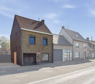 Op zoek naar een lichtrijke woning met ruimte, comfort en een open uitzicht? Deze halfopen bebouwing op de stadsrand van Ieper...