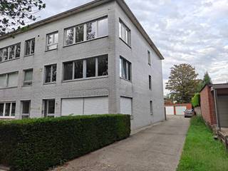appartement
Hoek appartement met veel lichtinval op een 1ste verdieping:
Appartement blok gelegen in een zone 30 in het gebied de lek. Zeer rustige buurt en vriendelijke buren.
Het appartement is voorzien van 3 slaapkamers waarvan 1 met toegang naar het achtergelegen terras. 2 slaapkamers van 14m² en 1 slaapkamer van 6 m².
De badkamer en keuken zijn hedendaags en praktisch ingericht.
Achteraan het gebouw is er een garagebox van 14m² voorzien van elektriciteit. Huidige bekabeling voorzien voor het opladen van een elektrische wagen. Kan aangekocht worden voor €25.000,-
Het appartement werd de voorbije jaren grondig aangepakt en is op vandaag volledig instapklaar. Zo werden er nieuwe ramen met hoogrendementsglas geplaatst en beschikken de meeste ramen over op maat gemaakt horrenramen.
Het appartement is ten vroegste beschikbaar vanaf akte datum.
Het appartement heeft een EPC- label B en is asbestveilig.
De elektriciteit wordt nog gekeurd.