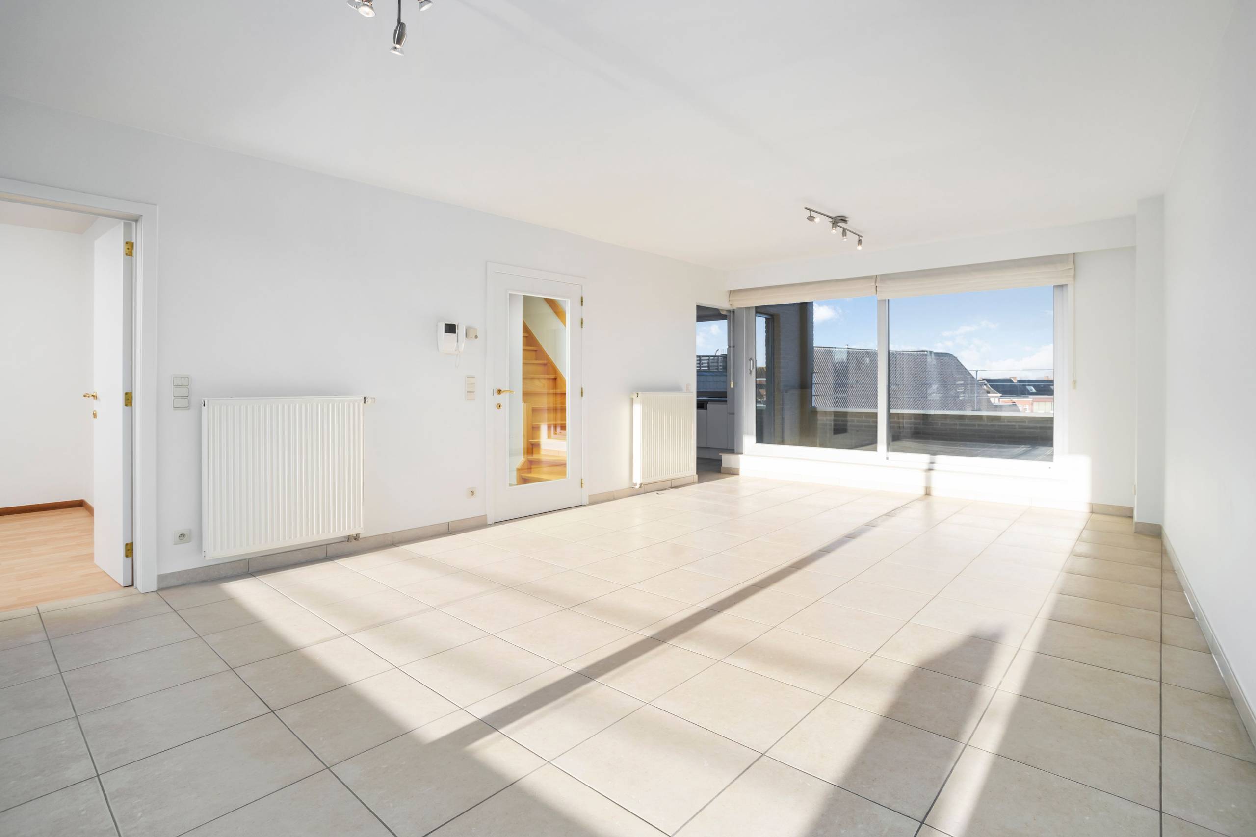 Duplexappartement met 2 slaapkamers, 2 terrassen en garage in het hartje van Poperinge. - foto 4