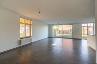 Dit ruime appartement is ideaal gelegen op slechts drie minuten rijden van het centrum van Wuustwezel en op amper vijf minuten van het treinstation...