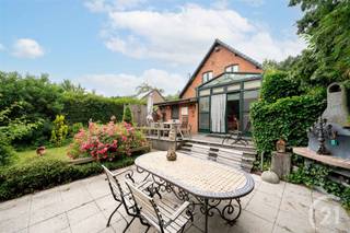 <p>Bent u op zoek naar een instapklare woning op een rustige ligging met vlotte verbinding naar Antwerpen, Hasselt en Leuven? Dan is deze charmante gezinswoning zeker een bezoek waard.</p><p><br />Via de inkomhal met gastentoilet betreedt u de woning. De gezellige leefruimte met salon en eetkamer sluit aan op de keuken en de vernieuwde veranda, die een mooi zicht biedt op de tuin. Op het gelijkvloers vindt u verder een aparte tv-ruimte en een praktische berging/wasplaats.</p><p>Op de eerste verdieping bevinden zich drie slaapkamers, waarvan één met dressing, een bureauruimte en een moderne badkamer met inloopdouche. De ruime kelder biedt tal van mogelijkheden als opslagruimte.</p><p>De prachtige tuin vormt een heerlijke plek om te ontspannen. Het aparte atelier is ideaal voor creatievelingen of als werkruimte om inspiratie op te doen. Daarnaast beschikt de woning over een carport.</p><p>Dankzij de gunstige ligging bevindt u zich op slechts enkele minuten van de autosnelweg, waardoor u snel in Antwerpen en de omliggende steden bent.</p><p><br />EPC: 229 UC: 20260618-0003897057-RES-1</p><p>Wens je een gratis schatting? Vergeet dan geen contact met ons op te nemen!</p><p>Wil jij meer informatie over deze woning? Bel ons dan op 016 90 10 21 of mail naar info@future-home.be.</p><p>Agrarisch gebied – vergunning, verkavelingsvergunning en dagvaarding in aanvraag – voorkooprecht</p>